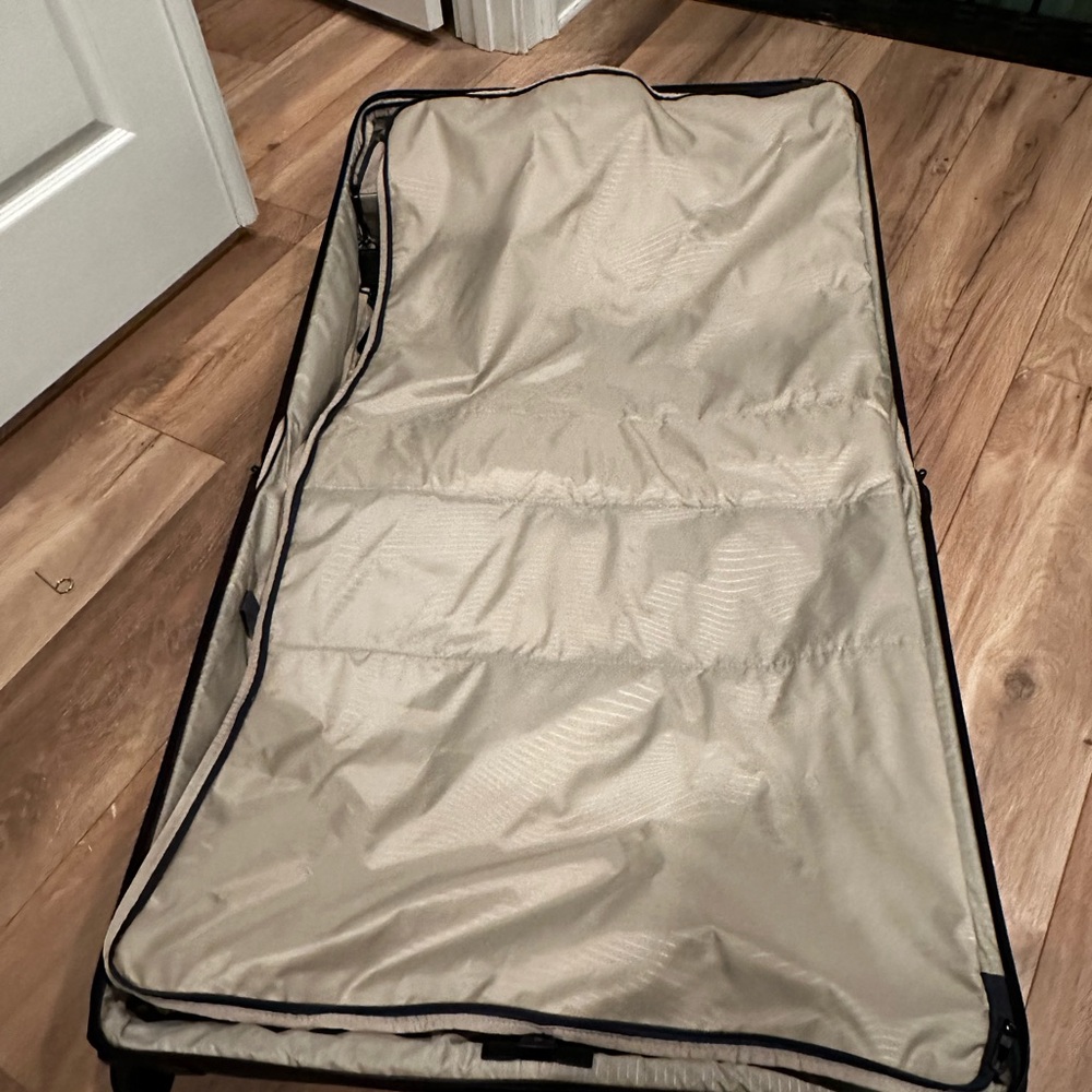 Samsonite 2 wheeled rolling check-in garment bag - Picture 3 of 5